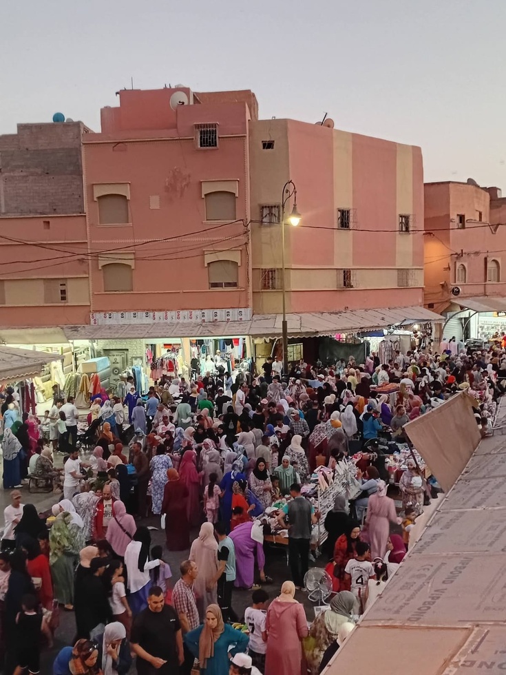 الاحتلال العشوائي للملك العمومي بابن جرير... يهدد امن وسلامة الراجلين...! الاحتلال العشوائي للملك العمومي بابن جرير... يهدد امن وسلامة الراجلين...!