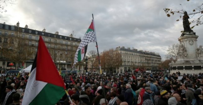 المتظاهرون بباريس ضد قرار ترامب يرددون لشعارات تؤكد على أن القدس عاصمة فلسطين الأبدية.