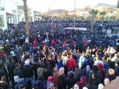 ساكنة جرادة تنتفض وتؤدي القسم سيرا على خطى حراك الريف
