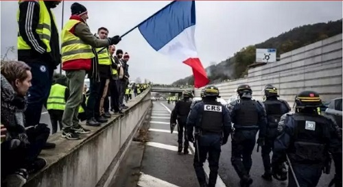 الفرنسيون يحصون خسائرهم بعد يوم ساخن من احتجاجات حركة السترات الصفراء
