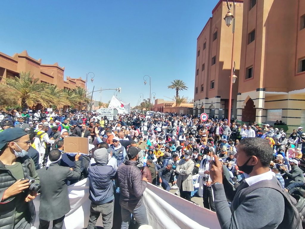 مسيرات ووقفات احتجاجية.. أساتذة التعاقد يجوبون الشوارع تنديدا بقمعهم ومطالبين بإدماجهم