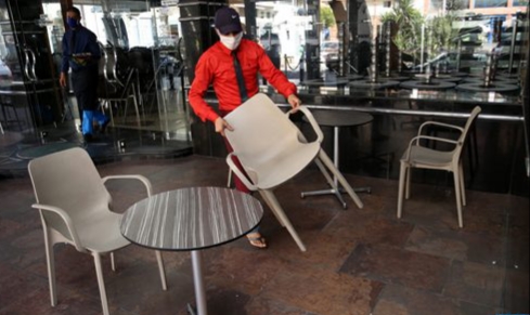 الحكومة تمدد فترة الإغلاق الليلي إلى الحادية عشرة ليلا ابتداء من الجمعة الحكومة تمدد فترة الإغلاق الليلي إلى الحادية عشرة ليلا ابتداء من الجمعة