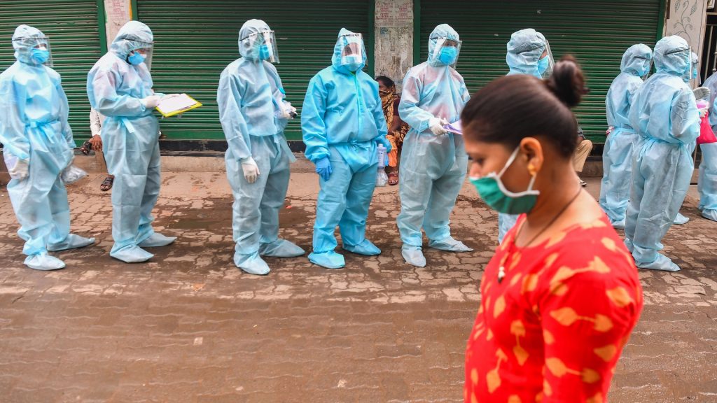 الصحة العالمية: العالم يمر ببداية موجة جديدة من جائحة كورونا الصحة العالمية: العالم يمر ببداية موجة جديدة من جائحة كورونا