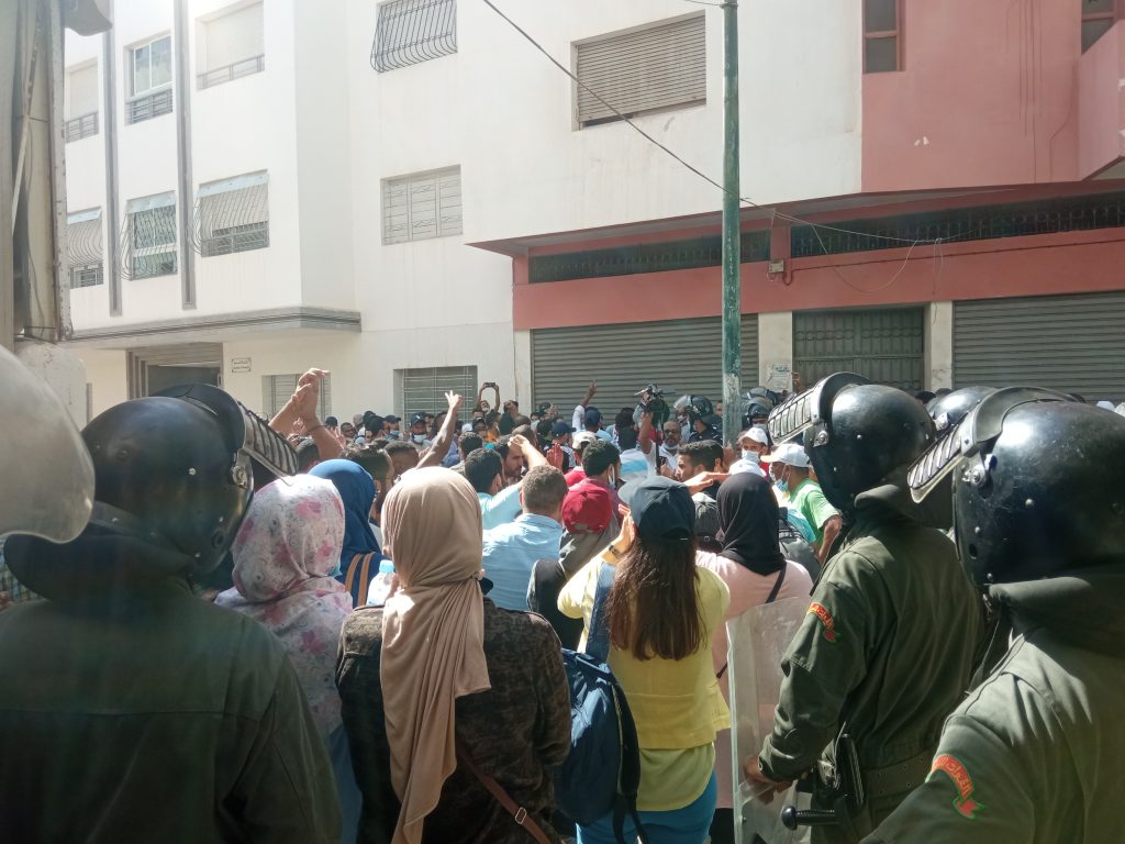 وسط حضور أمني مكثف.. أساتذة التعاقد يحتجون بالرباط على محاكمة زملائهم وسط حضور أمني مكثف.. أساتذة التعاقد يحتجون بالرباط على محاكمة زملائهم