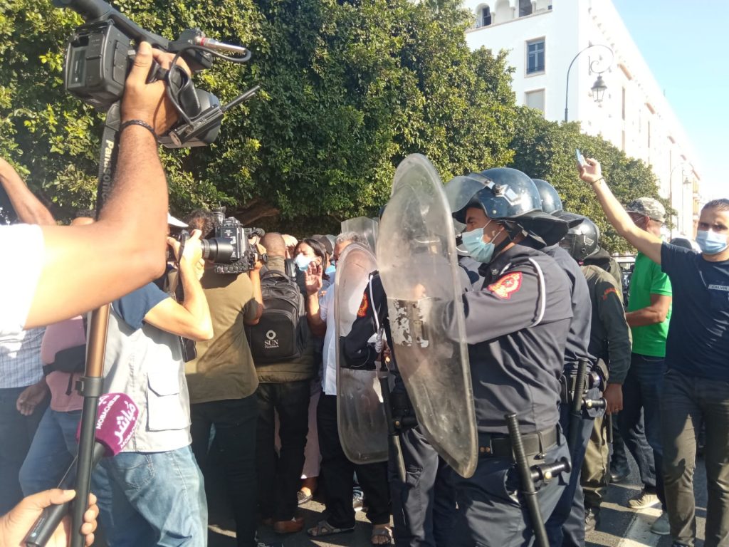 أول قمع في عهد الأغلبية الجديدة.. سلطات الرباط تمنع بالقوة وقفة ضد عودة المفسدين إلى المؤسسات المنتخة أول قمع في عهد الأغلبية الجديدة.. سلطات الرباط تمنع بالقوة وقفة ضد عودة المفسدين إلى المؤسسات المنتخة