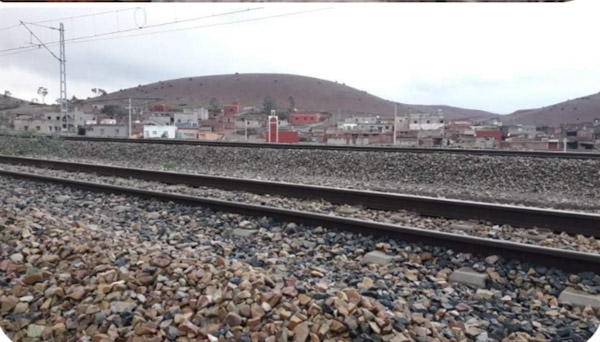  مشاكل دوار أولاد بركة جماعة سيدي عبد الله بالرحامنة مع خطر خطي السكك الحديدية.