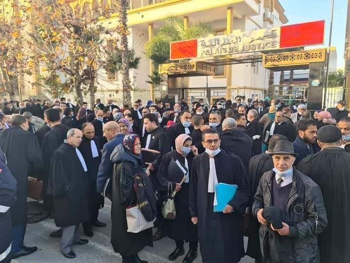 المحامون يدينون “الإنزال الأمني” بالمحاكم ويدعون لمقاطعة الجلسات إلى حين التراجع عن فرض جواز التلقيح المحامون يدينون “الإنزال الأمني” بالمحاكم ويدعون لمقاطعة الجلسات إلى حين التراجع عن فرض جواز التلقيح