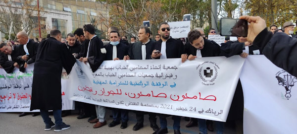  البذلة السوداء في المغرب تثور دفاعا عن نفسها.