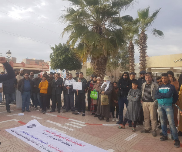 وقفة احتجاجية لذكرى 20 فبراير 2011 بابن جرير.   وقفة احتجاجية لذكرى 20 فبراير 2011 بابن جرير.