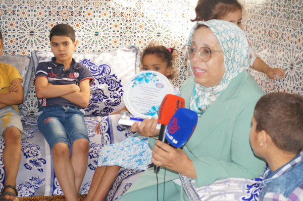   إعلاميون يدخلون البسمة على قلوب الأطفال اليتامى والمتخلى عنهم بمركز أم المؤمنين عائشة بابن جرير 