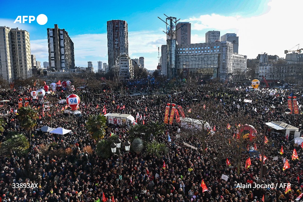 مئات الآلاف يتظاهرون في باريس احتجاجًا على إصلاح نظام التقاعد