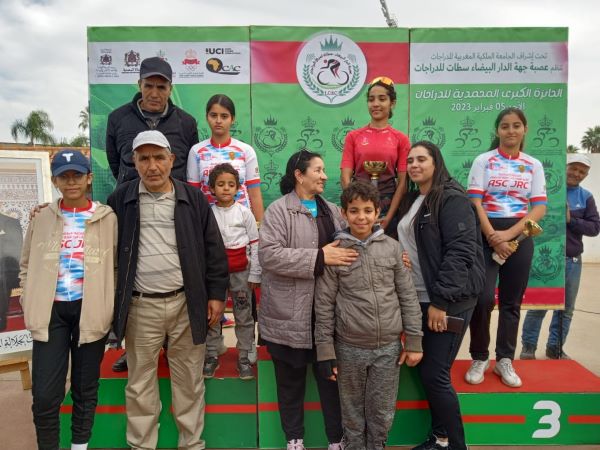 الجمعية الرياضية نادي شباب الرحامنة للدراجات بمنصة التتويج في الجائزة الكبرى لمدينة المحمدية