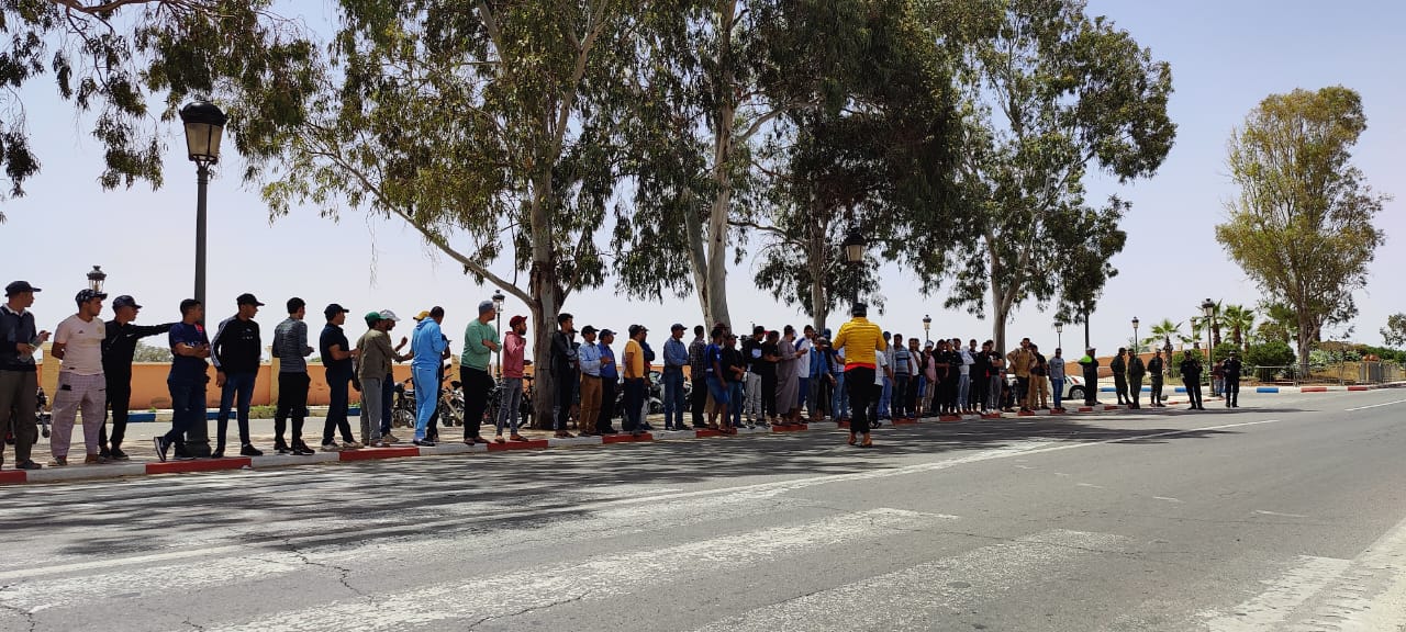 فوضى شركات الأمن الخاص باوراش المدينة الخضراء بابن جرير...وقفة احتجاجية للمستخدمين...(فيديو) فوضى شركات الأمن الخاص باوراش المدينة الخضراء بابن جرير...وقفة احتجاجية للمستخدمين...(فيديو)