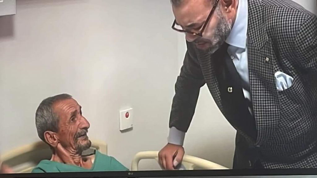 الملك محمد السادس يتفقد جرحى الزلزال في مستشفى بمراكش ويتبرع بالدم