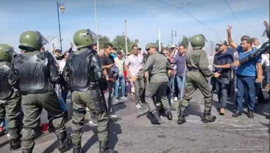 استنكار للتدخل بالقوة في حق الأساتذة المحتجين بالرباط ونقابة تؤكد استمرار توقيف 10 محتجين