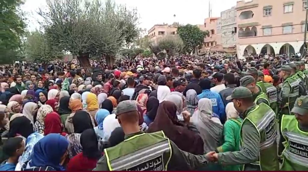 ساكنة أمزميز المتضررة من الزلزال تطالب في مسيرة احتجاجية برفع التهميش والإقصاء