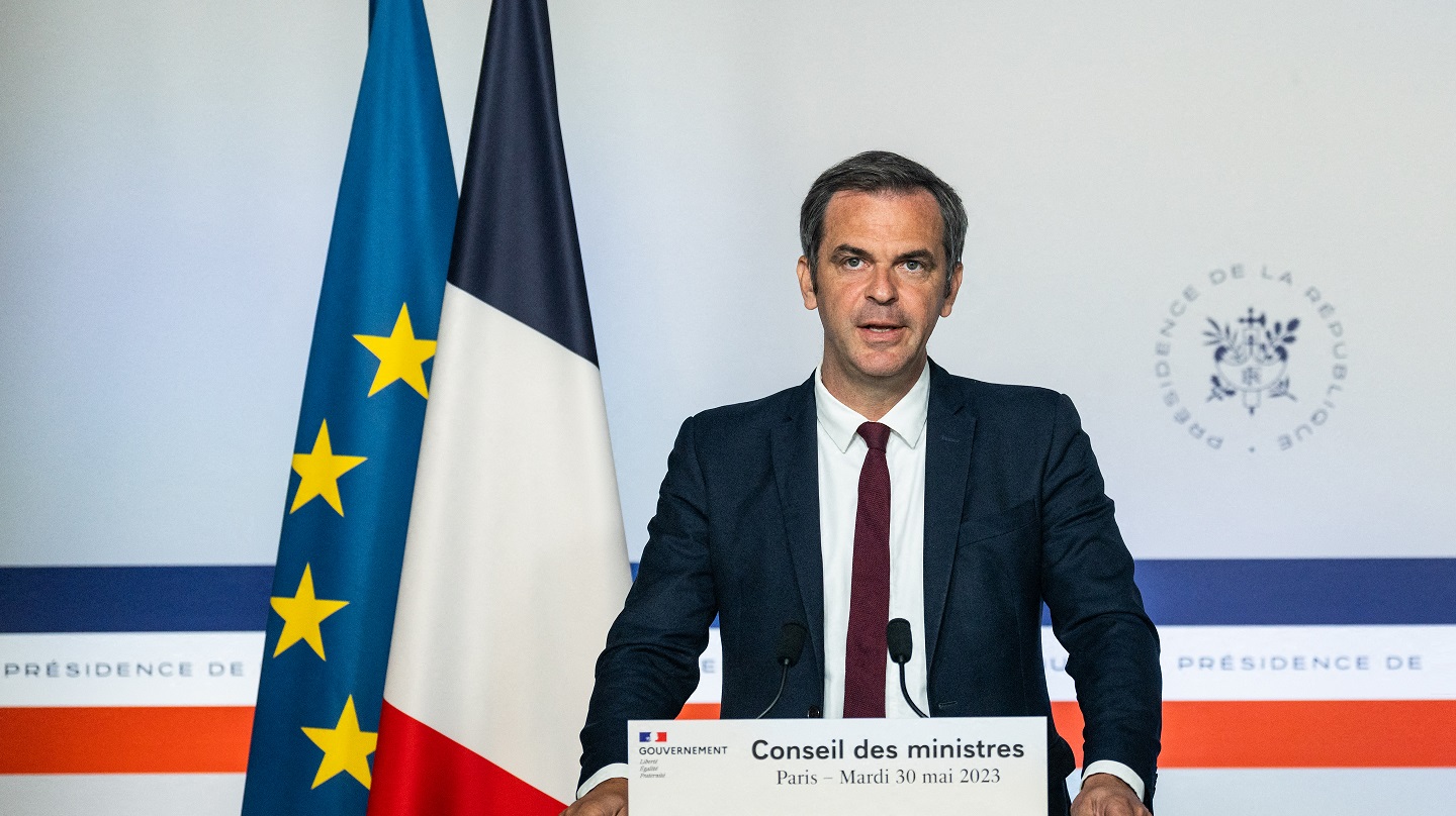استقالة وزير فرنسي احتجاجا على قانون الهجرة المثير للجدل