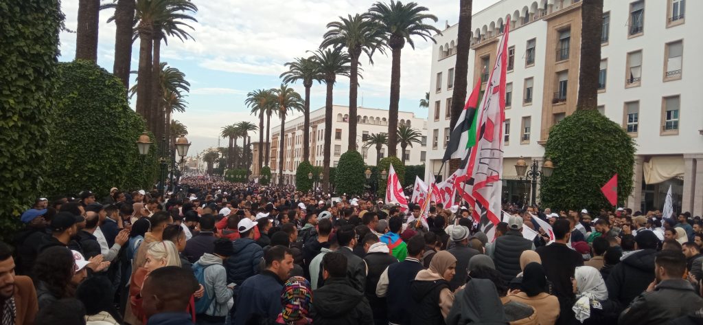 مسيرة وطنية حاشدة للأساتذة بالرباط ترفض الحوار “المغشوش” وتتشبث بتحقيق مختلف المطالب