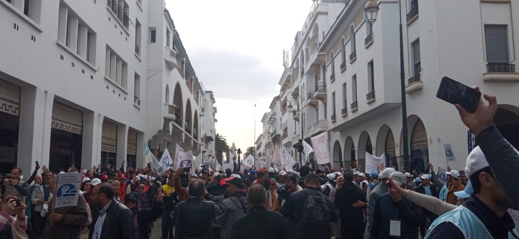 مسيرة وطنية حاشدة للأساتذة بالرباط ترفض الحوار “المغشوش” وتتشبث بتحقيق مختلف المطالب