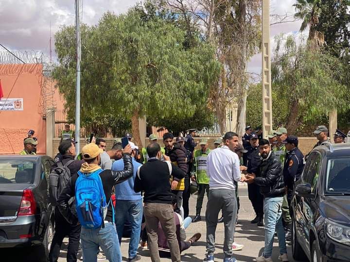 تدخل عنيف لقوات الأمن بابن جرير لفض وقفة المعطلين الاحتجاجية من اجل شغل قار يضمن كرامتهم. تدخل عنيف لقوات الأمن بابن جرير لفض وقفة المعطلين الاحتجاجية من اجل شغل قار يضمن كرامتهم.