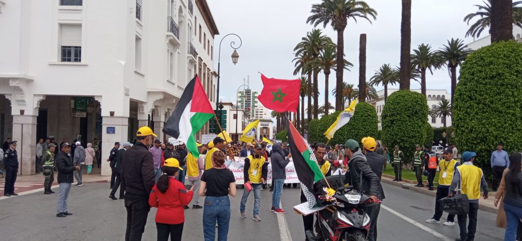 الأعلام الفلسطينية تزين احتجاجات فاتح ماي وتجدد المطالب بوقف الحرب على غزة وإسقاط التطبيع
