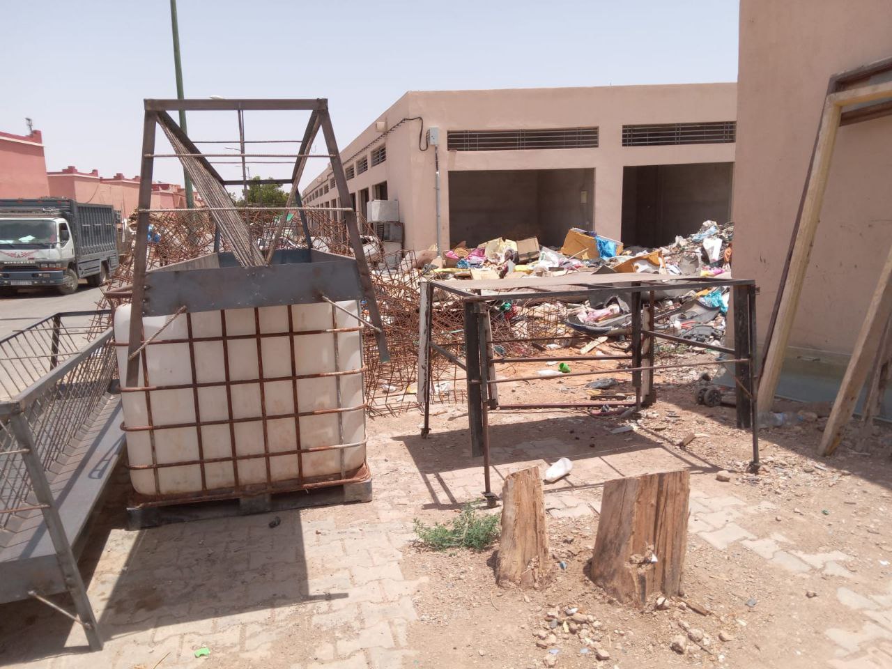 الاحتلال العشوائي لمحلات المركب الصناعي بحي الوردة بابن جرير قد يزيد الأمر تعقيدا! الاحتلال العشوائي لمحلات المركب الصناعي بحي الوردة بابن جرير قد يزيد الأمر تعقيدا!