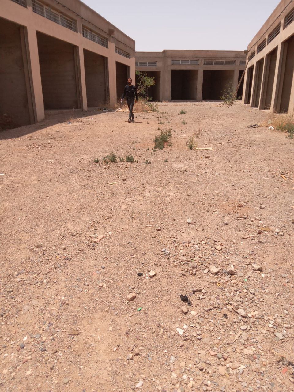 الاحتلال العشوائي لمحلات المركب الصناعي بحي الوردة بابن جرير قد يزيد الأمر تعقيدا! الاحتلال العشوائي لمحلات المركب الصناعي بحي الوردة بابن جرير قد يزيد الأمر تعقيدا!