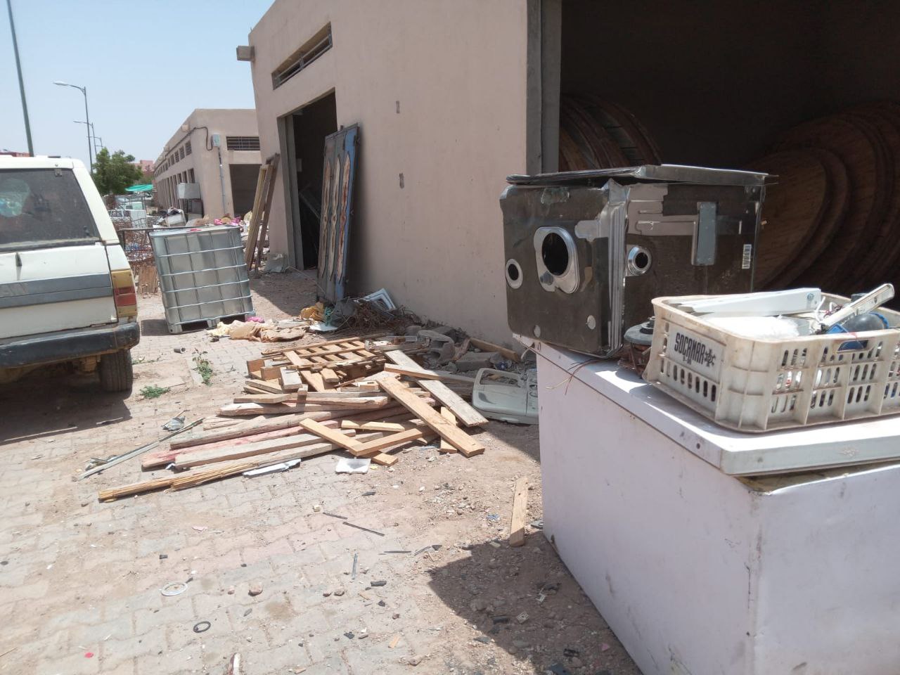 الاحتلال العشوائي لمحلات المركب الصناعي بحي الوردة بابن جرير قد يزيد الأمر تعقيدا! الاحتلال العشوائي لمحلات المركب الصناعي بحي الوردة بابن جرير قد يزيد الأمر تعقيدا!