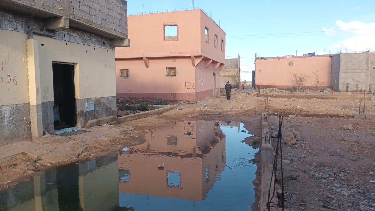 الصرف الصحي يشكل تهديدا مستمرا لصحة المواطنين والمسؤولون لا يبالون بجماعة انزالة لعظم اقليم الرحامنة!(فيديو)
