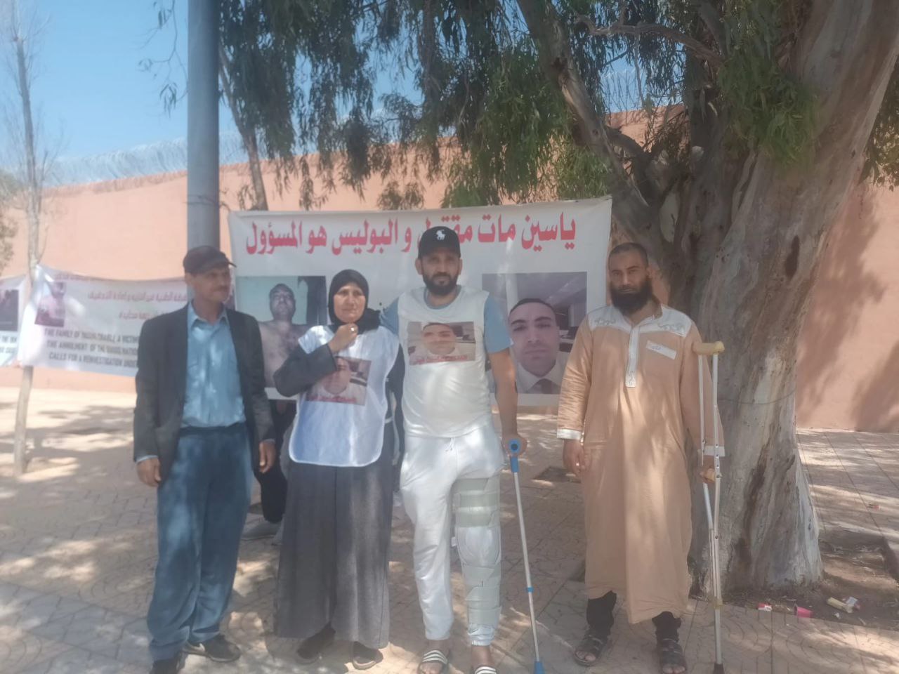 عائلة ياسين الشبلي تستمر في اعتصامها المفتوح قرب المحكمة الإبتدائية بابن جرير (فيديو) عائلة ياسين الشبلي تستمر في اعتصامها المفتوح قرب المحكمة الإبتدائية بابن جرير (فيديو)