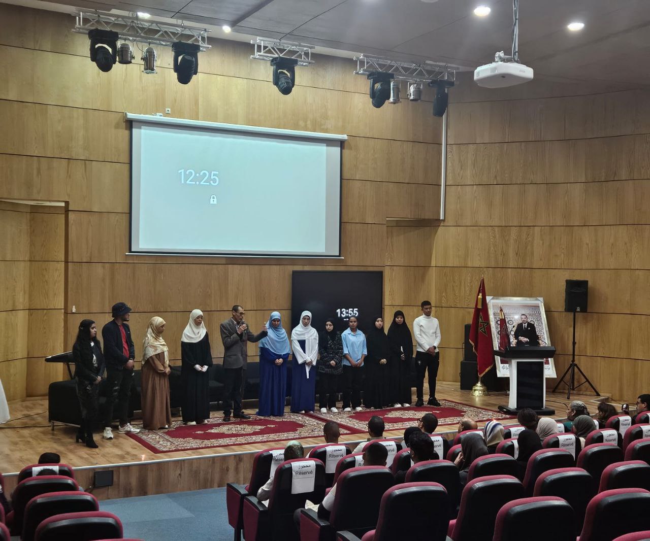 كلية اسفي تحتفي بخريجيها المتفوقين وتتسلم بالمناسبة حافلتين من المجلس الإقليمي