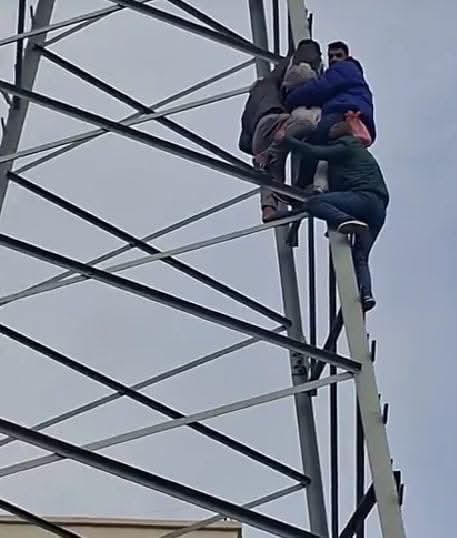 شاب يهدد بالانتحار على عمود كهربائي عالي الثوتر.. تدخل أمني ومبادر فردي ينقذ حياته