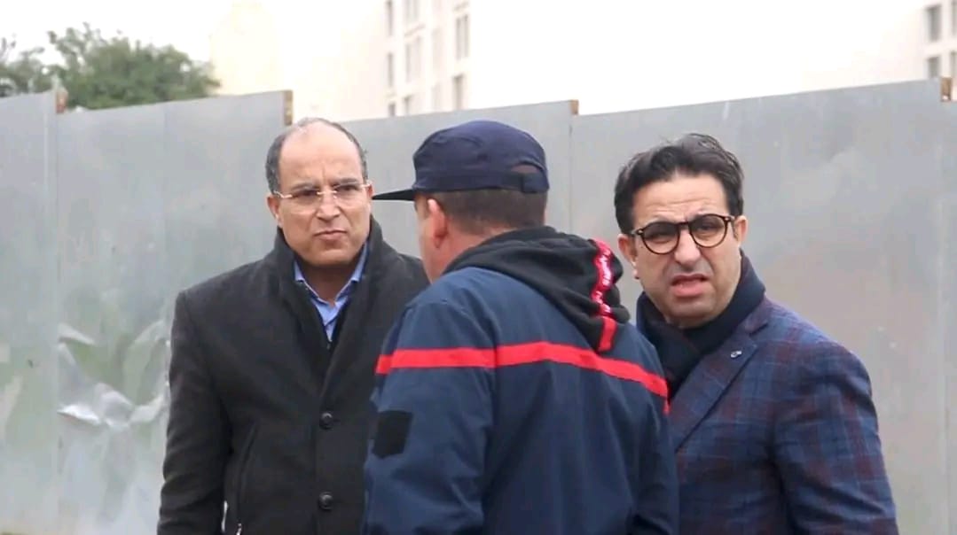 شاب يهدد بالانتحار على عمود كهربائي عالي الثوتر.. تدخل أمني ومبادر فردي ينقذ حياته