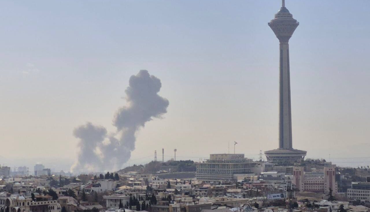 أمريكا و”إسرائيل” تشنان هجوما على إيران والأخيرة ترد بقصف تل أبيب وأبو ظبي والمنامة والكويت