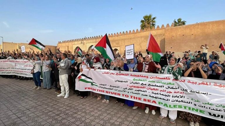 دعما لفلسطين ورفضا التطبيع مع اسرائيل...مئات المغاربة يتظاهرون بمراكش