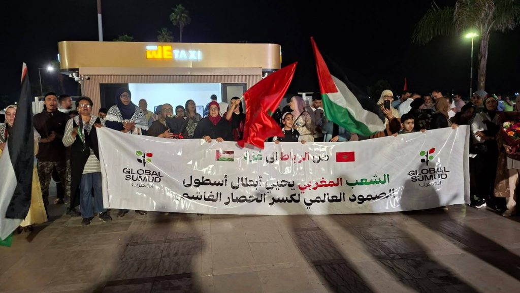 استقبال حافل للوفد المغربي المشارك في “أسطول الصمود” لكسر الحصار عن غزة بمطار الدار البيضاء (صور)
