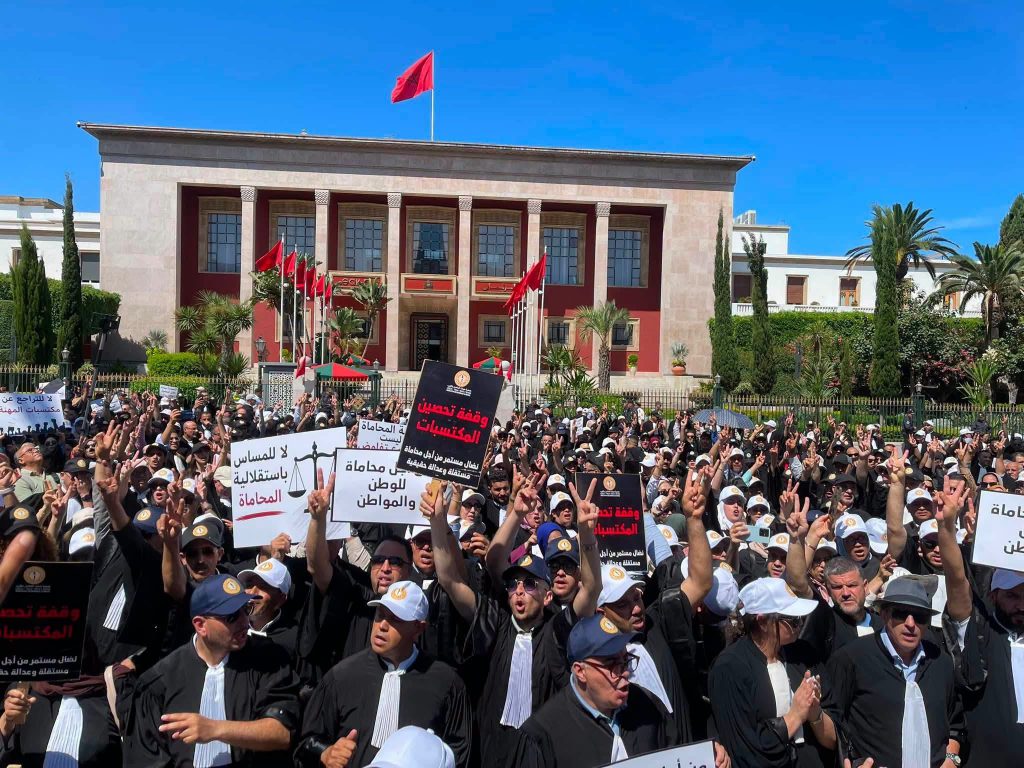 وقفة حاشدة للمحامين تطالب بسحب مشروع قانون المهنة وتلوح بالتصعيد