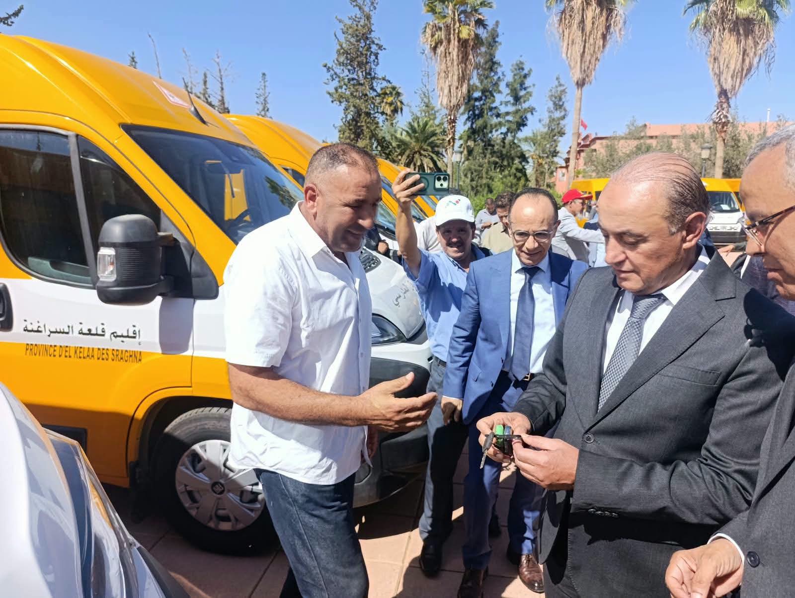 عامل إقليم قلعة السراغنة سمير اليزيدي يوزع اسطولا من الحافلات للنقل المدرسي على الجماعات الترابية لنقل التلاميذ من دواويرهم الى المؤسسات التعليمية