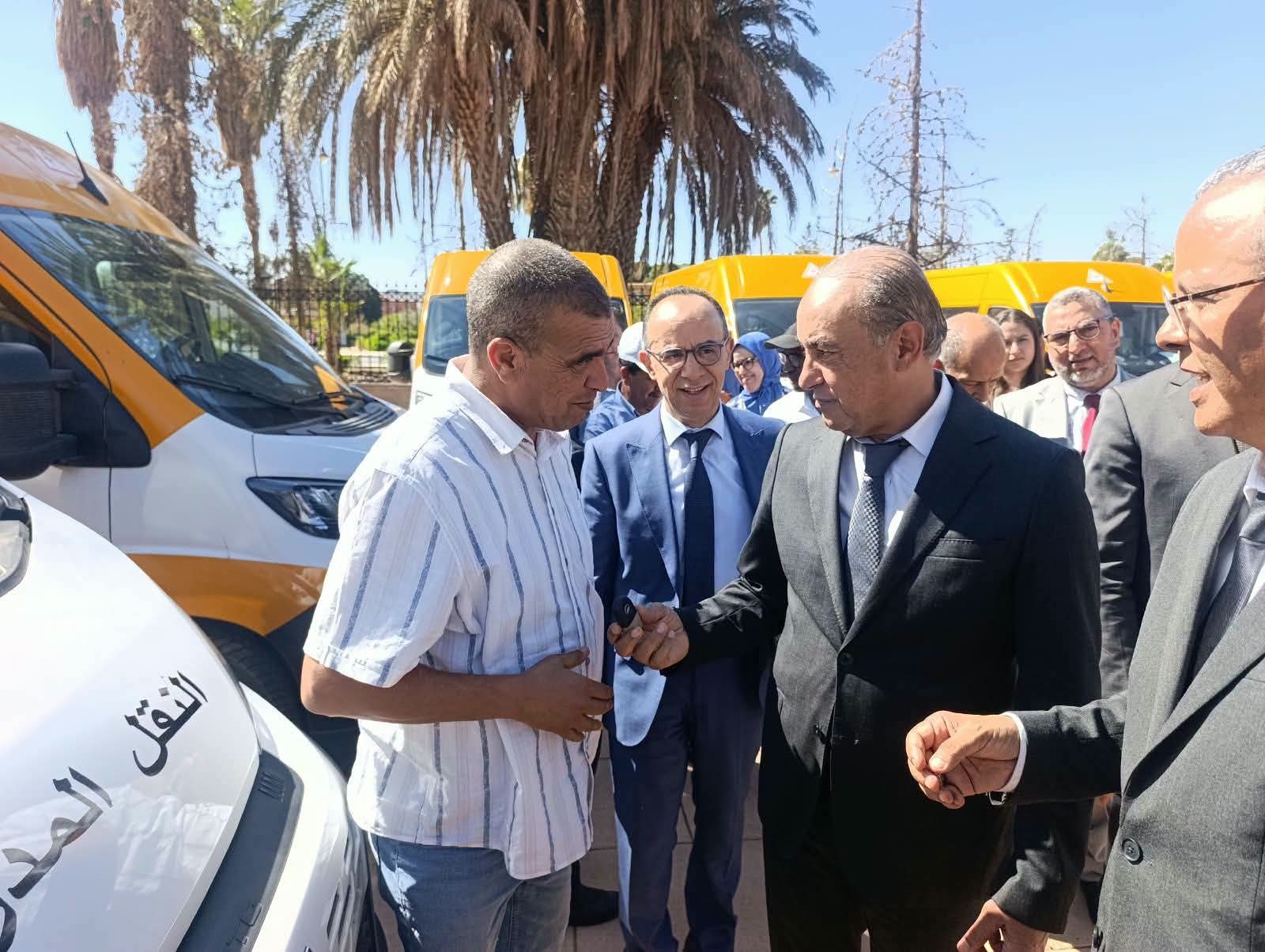 عامل إقليم قلعة السراغنة سمير اليزيدي يوزع اسطولا من الحافلات للنقل المدرسي على الجماعات الترابية لنقل التلاميذ من دواويرهم الى المؤسسات التعليمية