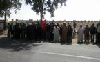 ساكنة دوار أولاد زاد الناس بجماعة اسكورة الحدرة في وقفة احتجاجية أمام مقر عمالة إقليم الرحامنة