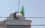إنزال العلم الجزائري من فوق قنصيلة الجزائرية بالدار البيضاء