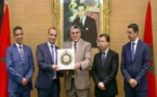 وزير العدل والحريات يسلم درع الوزارة لنائب وكيل الملك بفاس لجهوده في كشف مشتبهين بممارسة التعذيب