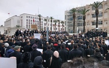 وقفة حاشدة للمحامين أمام وزارة العدل تستنكر “الإجهاز على رسالة الدفاع” وتطالب بإسقاط “قانون المهنة”