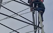 شاب يهدد بالانتحار على عمود كهربائي عالي الثوتر.. تدخل أمني ومبادر فردي ينقذ حياته