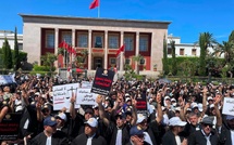 وقفة حاشدة للمحامين تطالب بسحب مشروع قانون المهنة وتلوح بالتصعيد